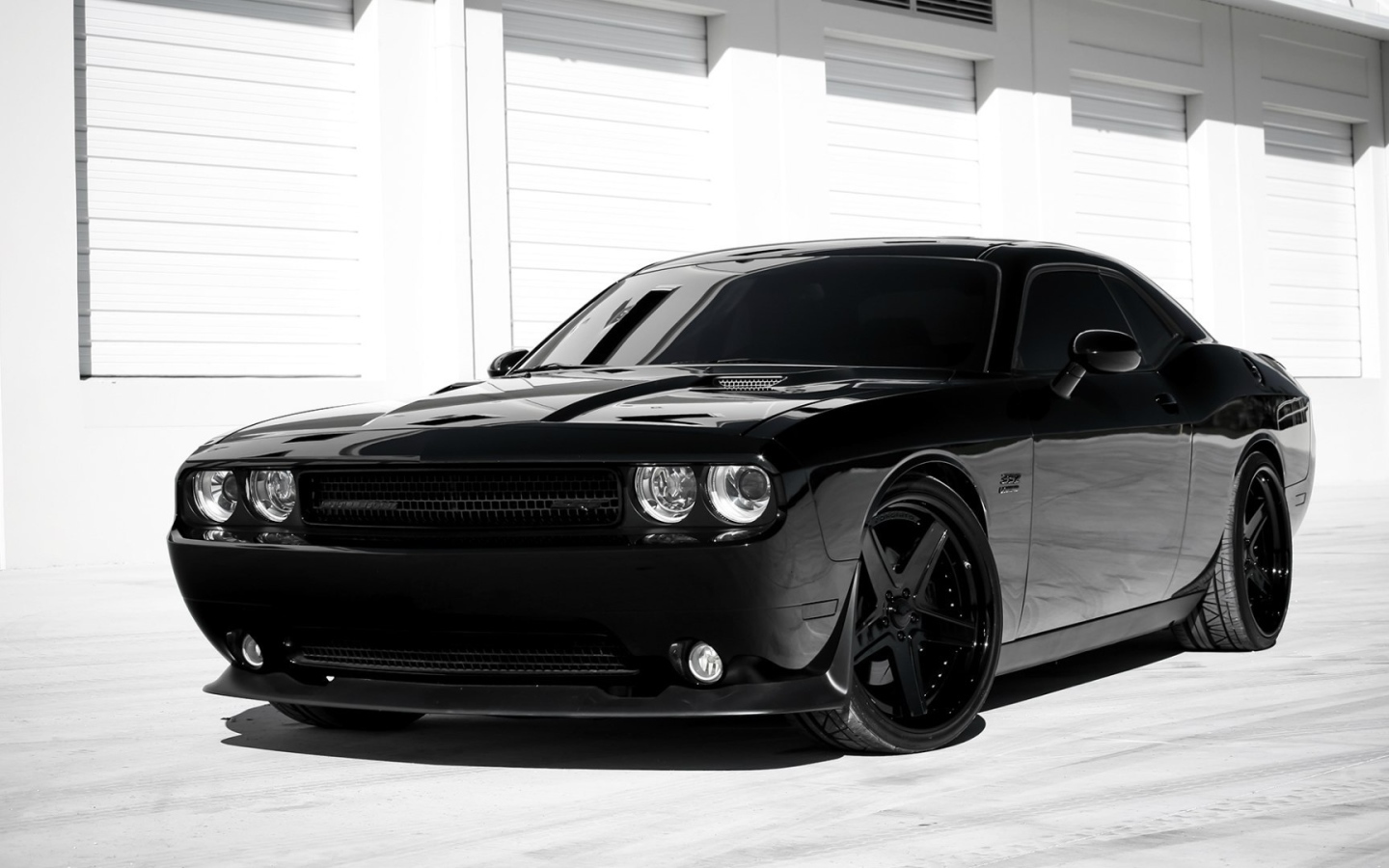 Стильный черный Dodge Challenger SRT8