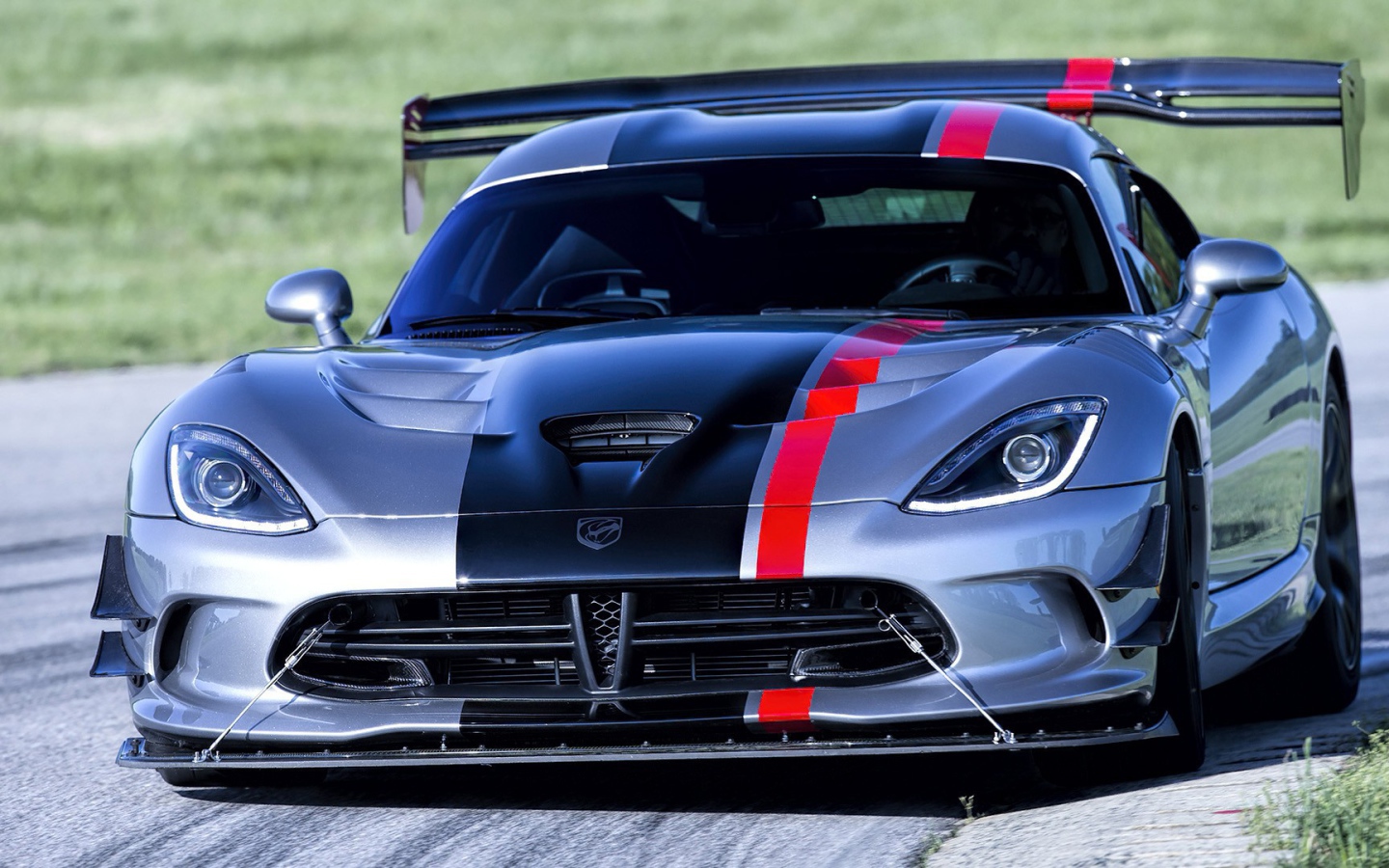 Серебристый Dodge Viper ACR с черной полосой
