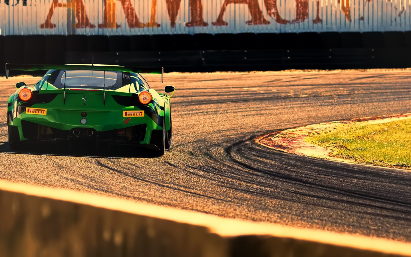 Зеленый Ferrari 458 Italia на гонке