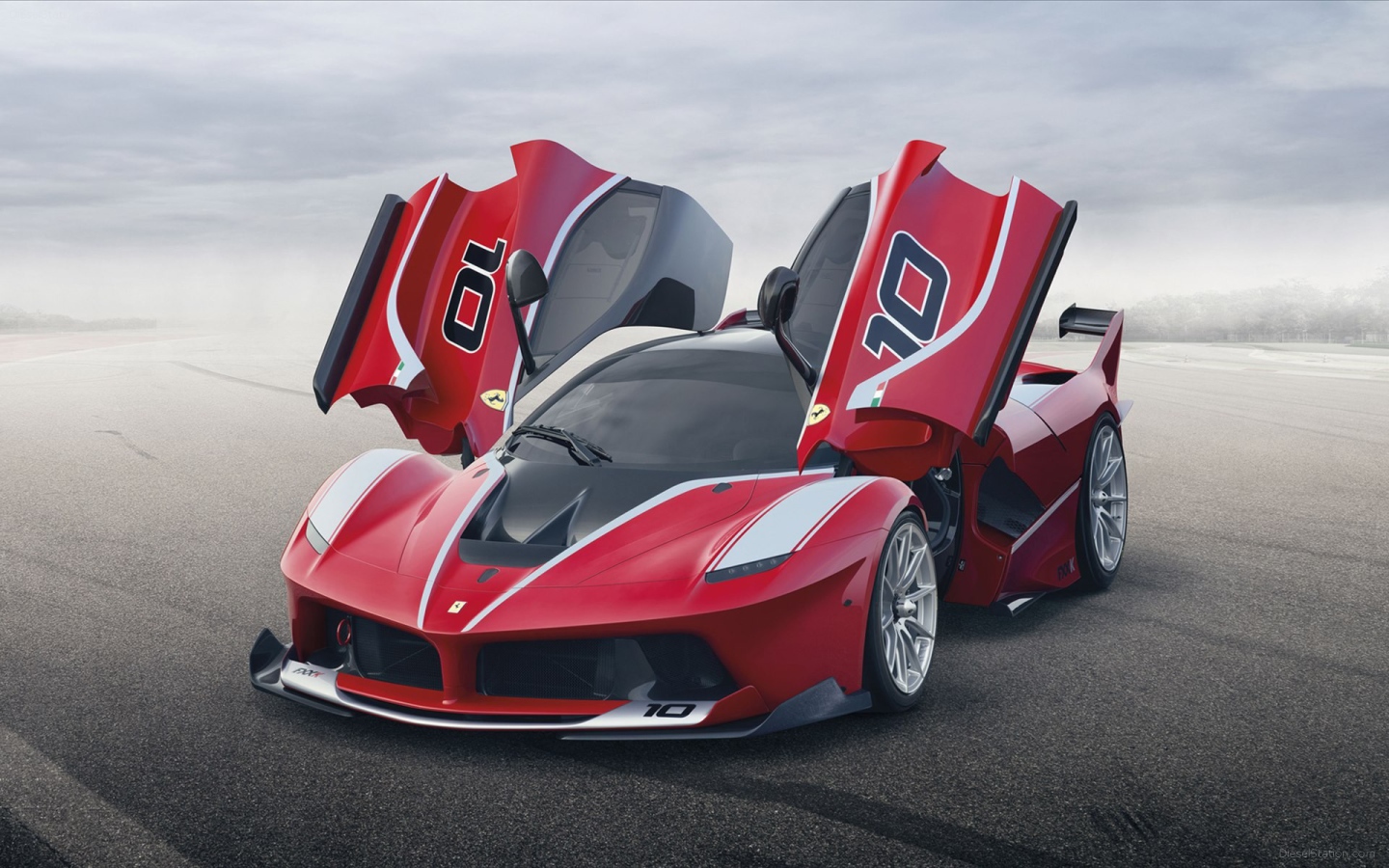 Открытые двери авто Ferrari FXX K