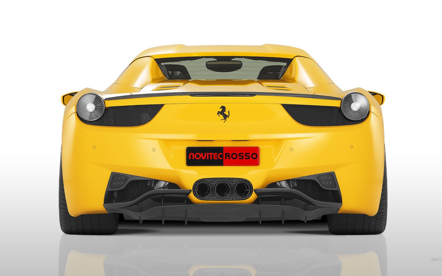 Вид сзади на желтый Ferrari 458