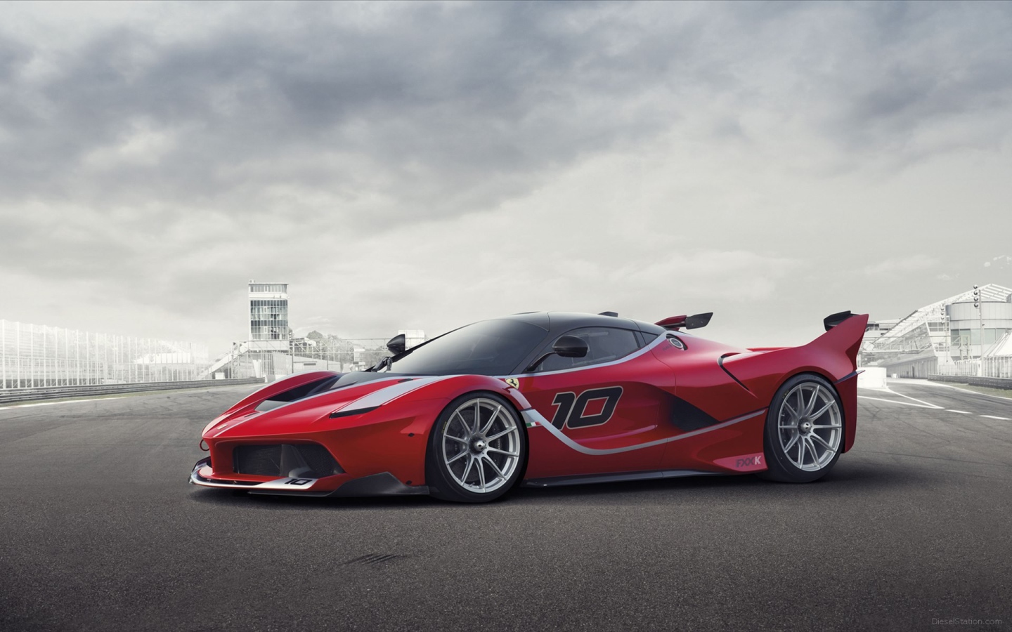 Красный автомобиль Ferrari FXX K