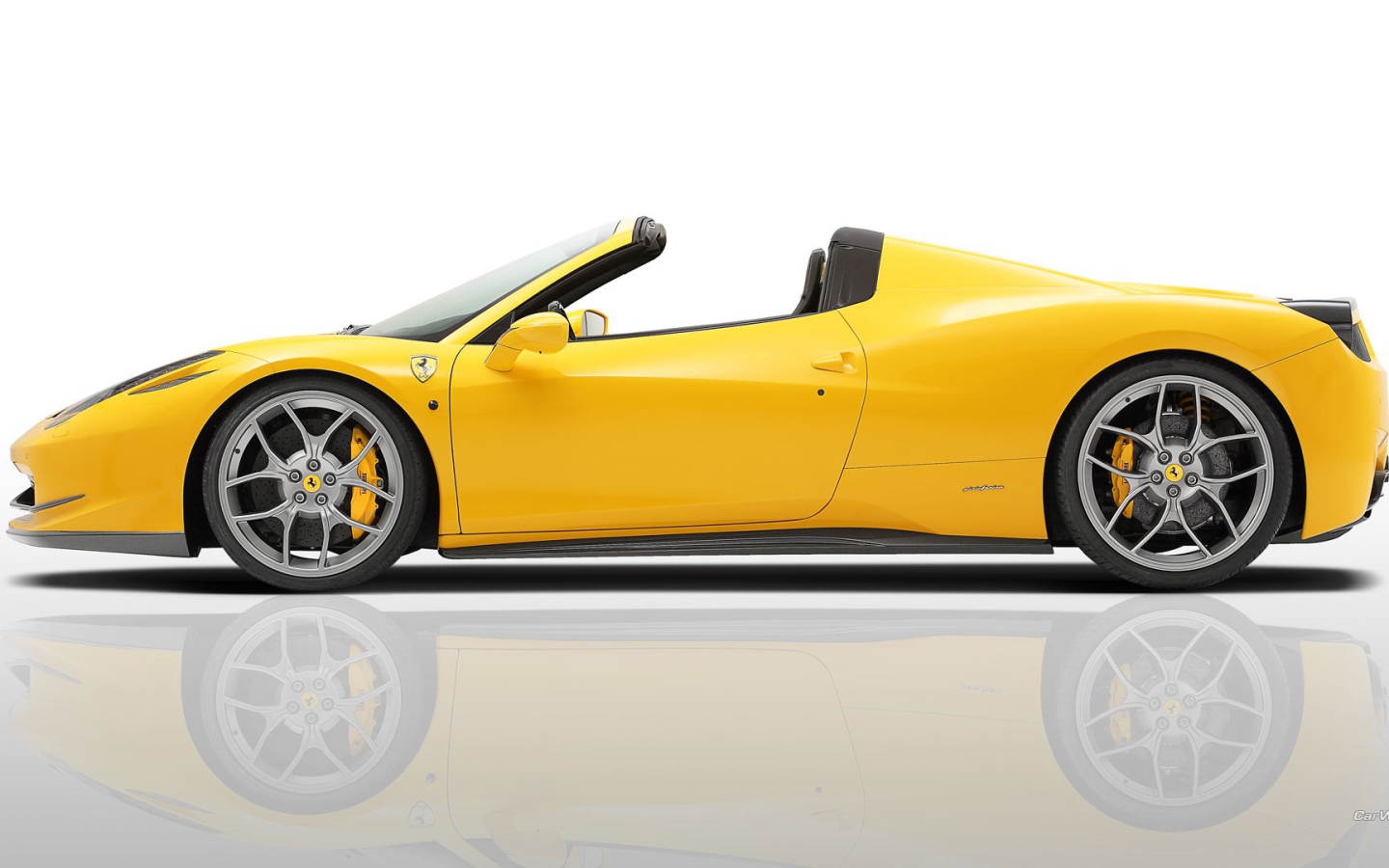 Вид сбоку на желтый Ferrari 458