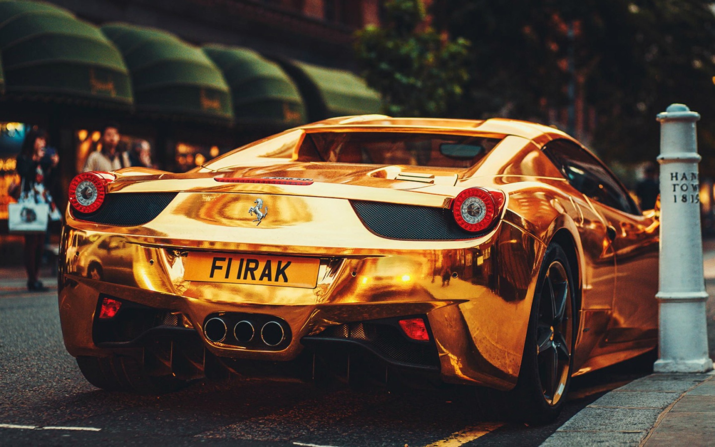 Золотой Ferrari 458 Italia