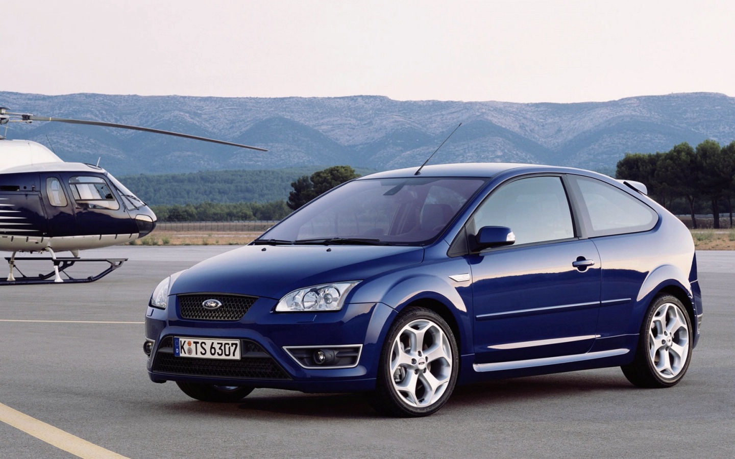 Голубой Форд на вертолетной площадке