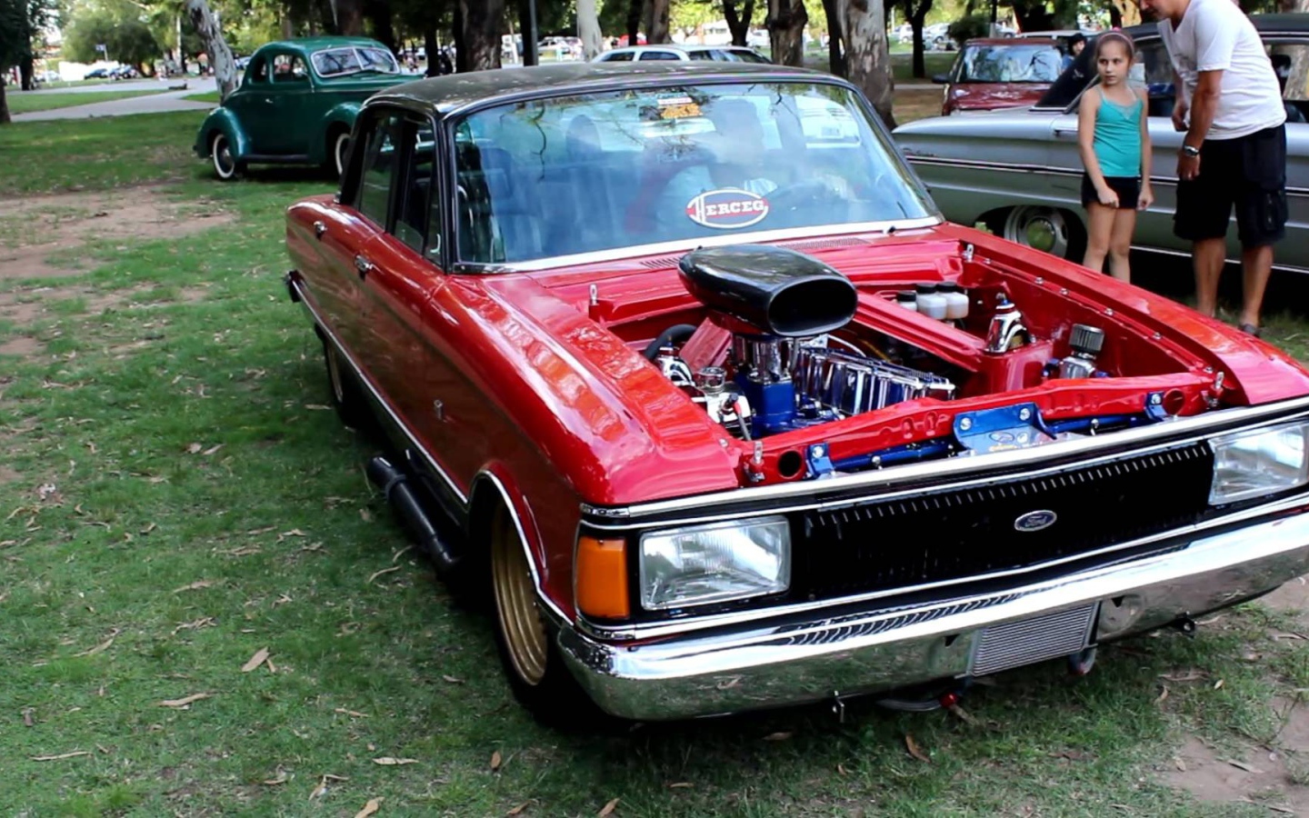 Красный Ford Falcon без капота