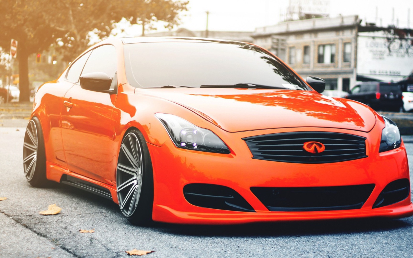 Красный автомобиль Infiniti G37S