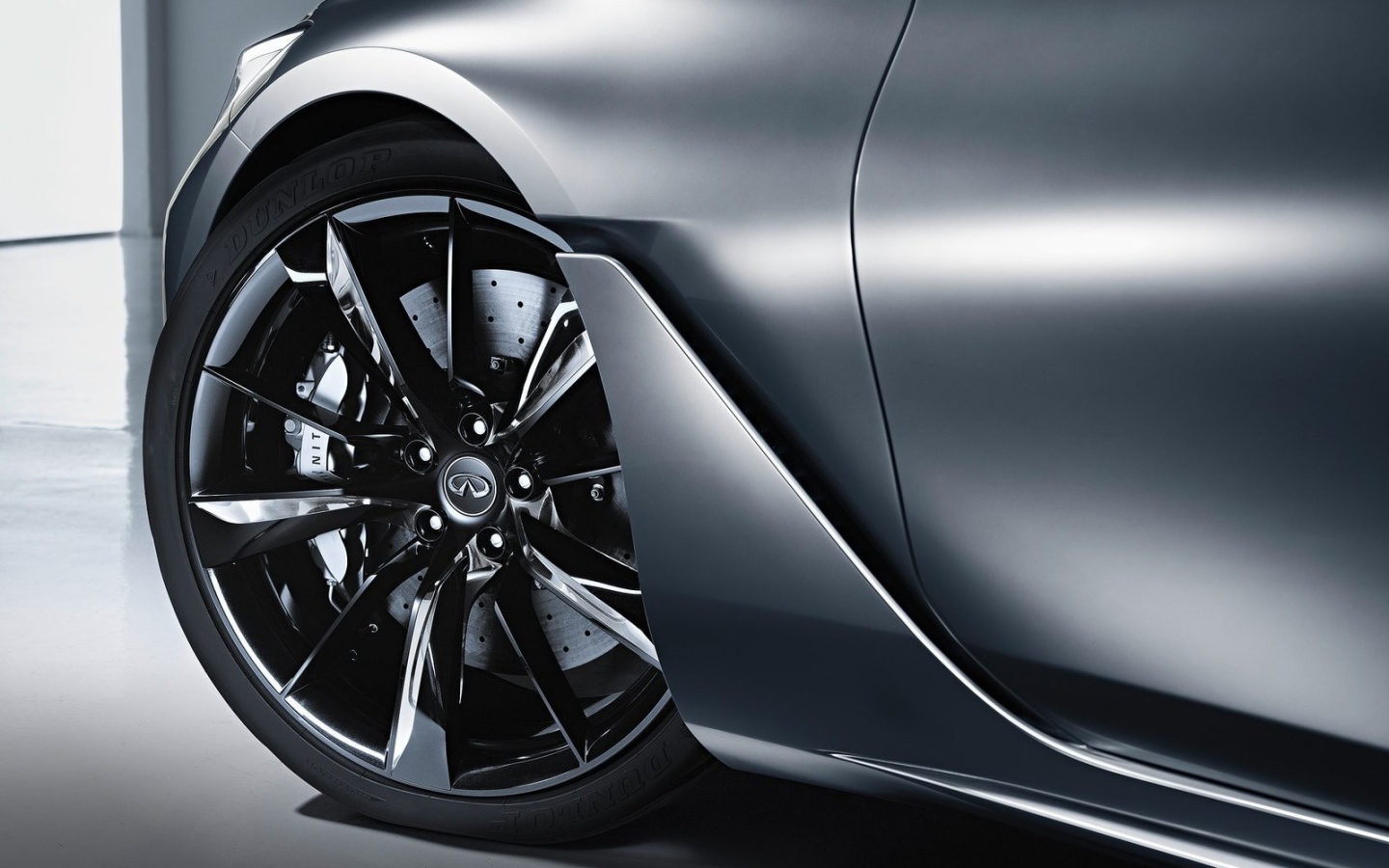 Переднее колесо автомобиля Infiniti