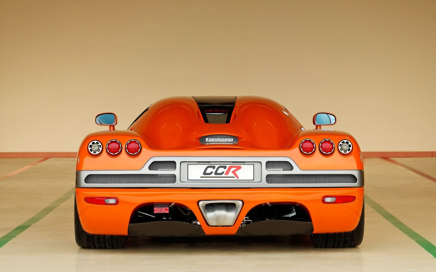 Вид сзади на оранжевый Koenigsegg CCR
