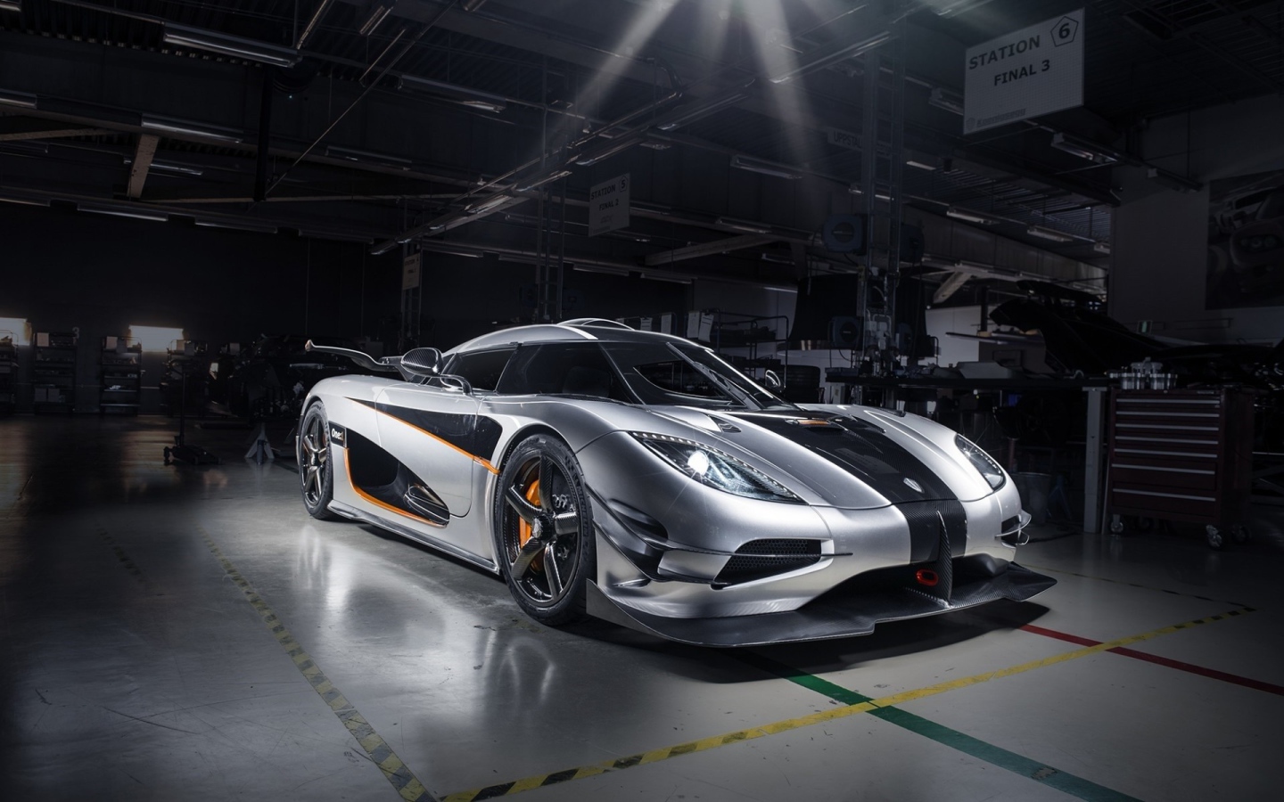 Серебристый Koenigsegg Agera в гараже