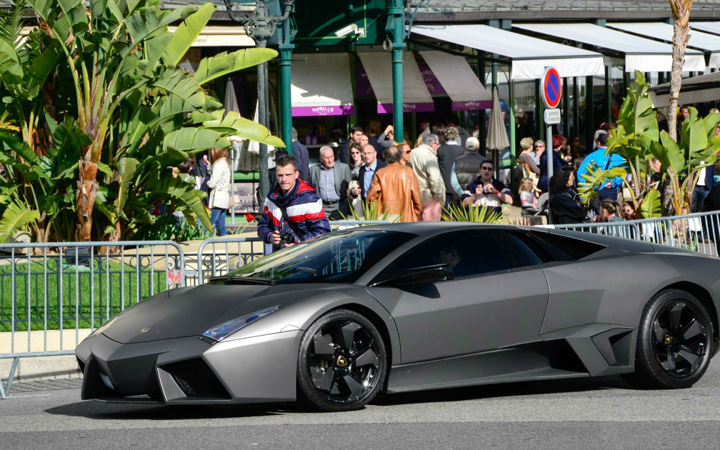 Черный Lamborghini Reventon на улице