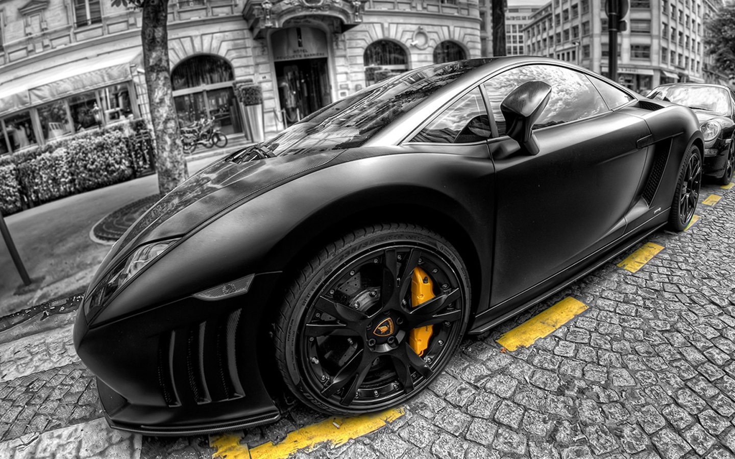 Черный Lamborghini на желтой разметке в Париже
