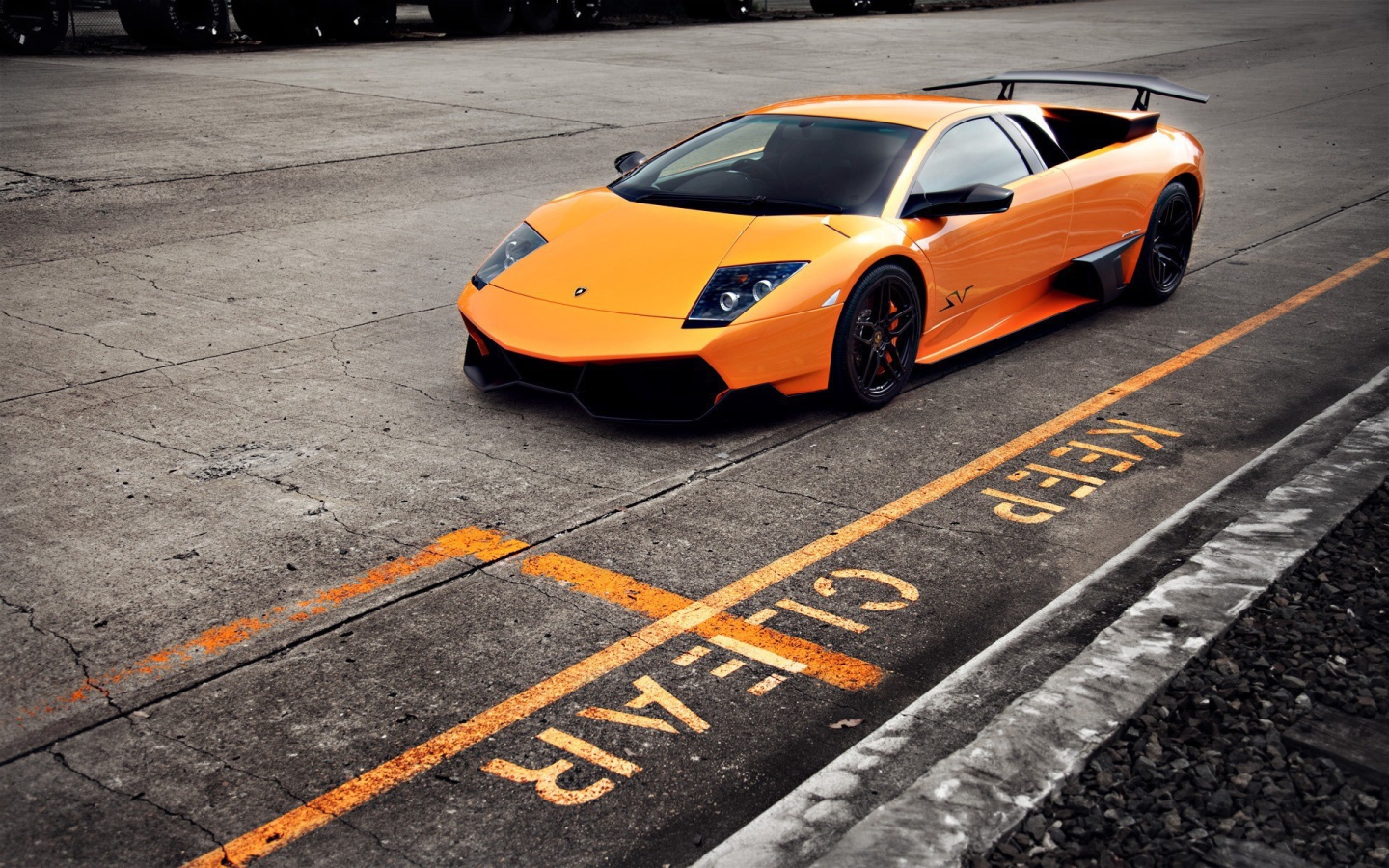 Оранжевый автомобиль Lamborghini Murcielago LP 670-4 Super Veloce