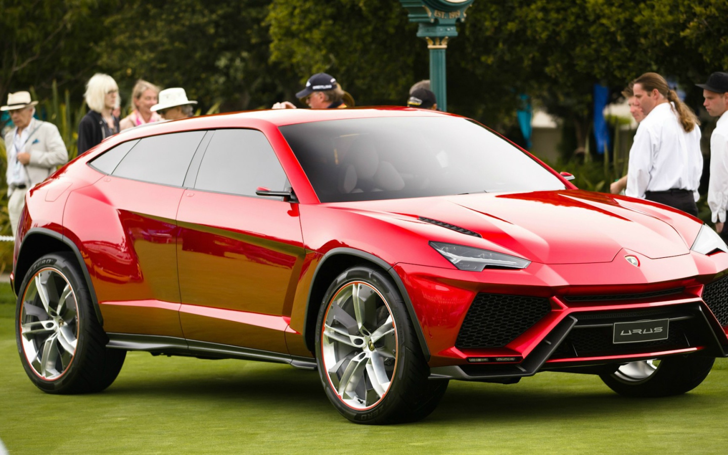Красный Lamborghini Urus