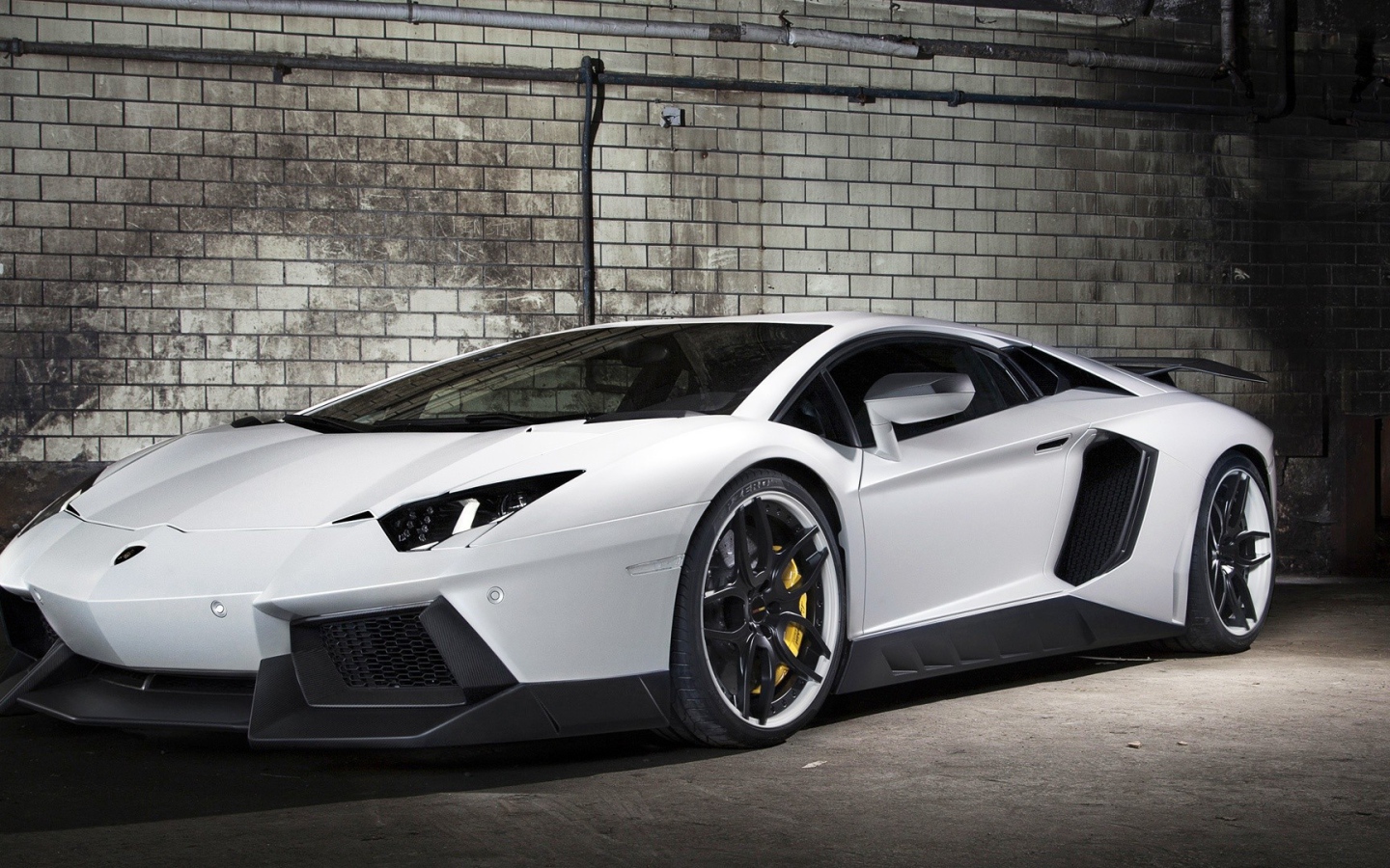 Белый Lamborghini Reventon