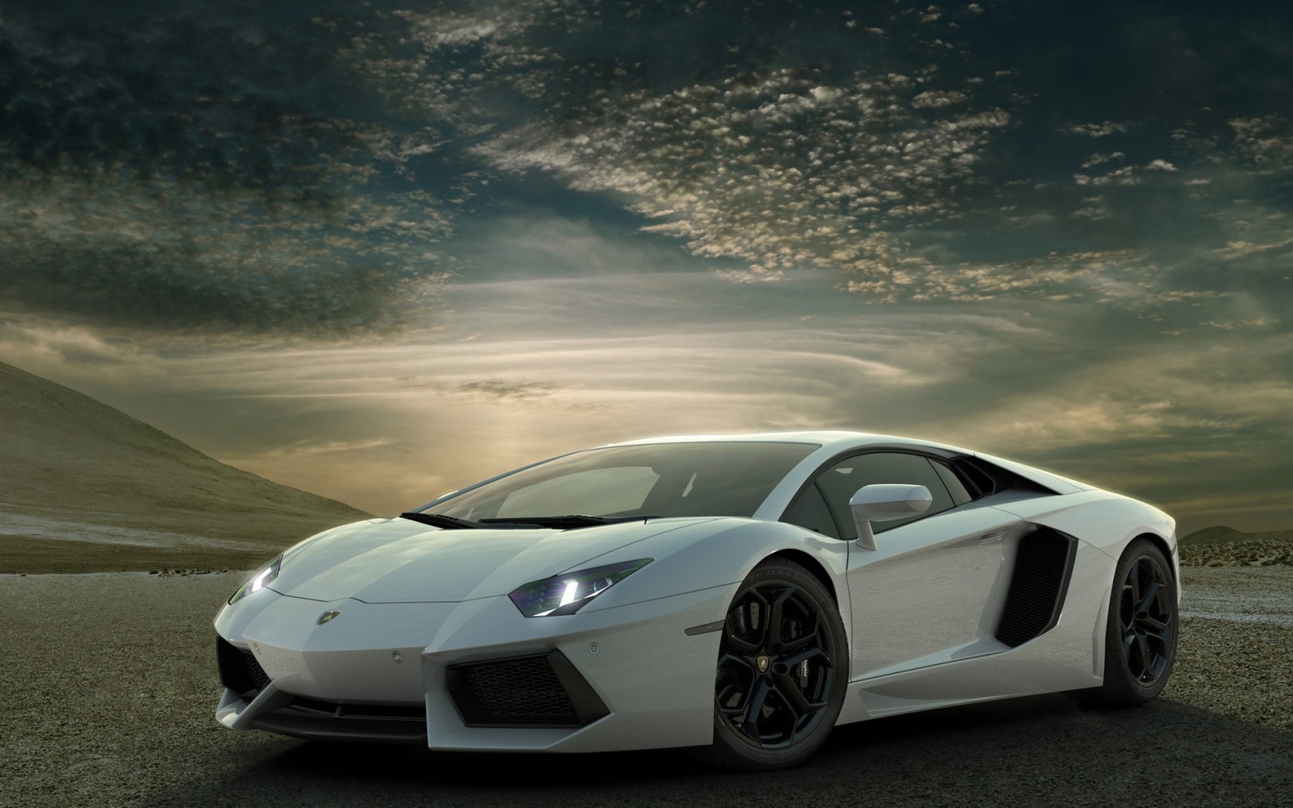 Белый Ламборгини в пустыне на фоне неба