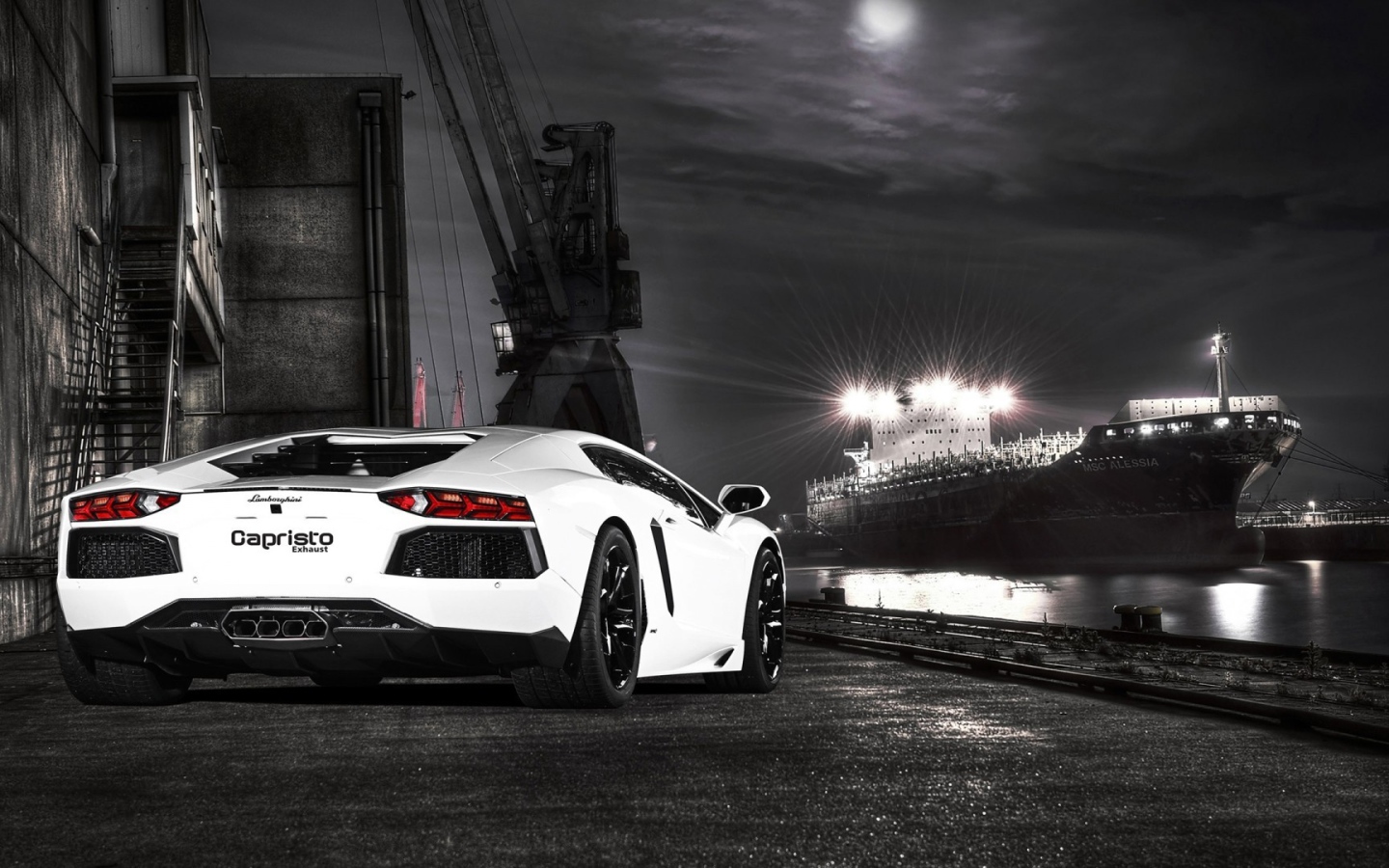 Белый Ламборгини на фоне корабля в порту