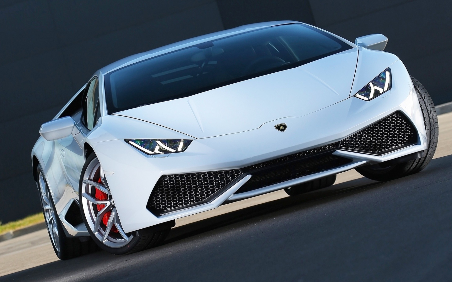 Белый автомобиль Lamborghini Huracan
