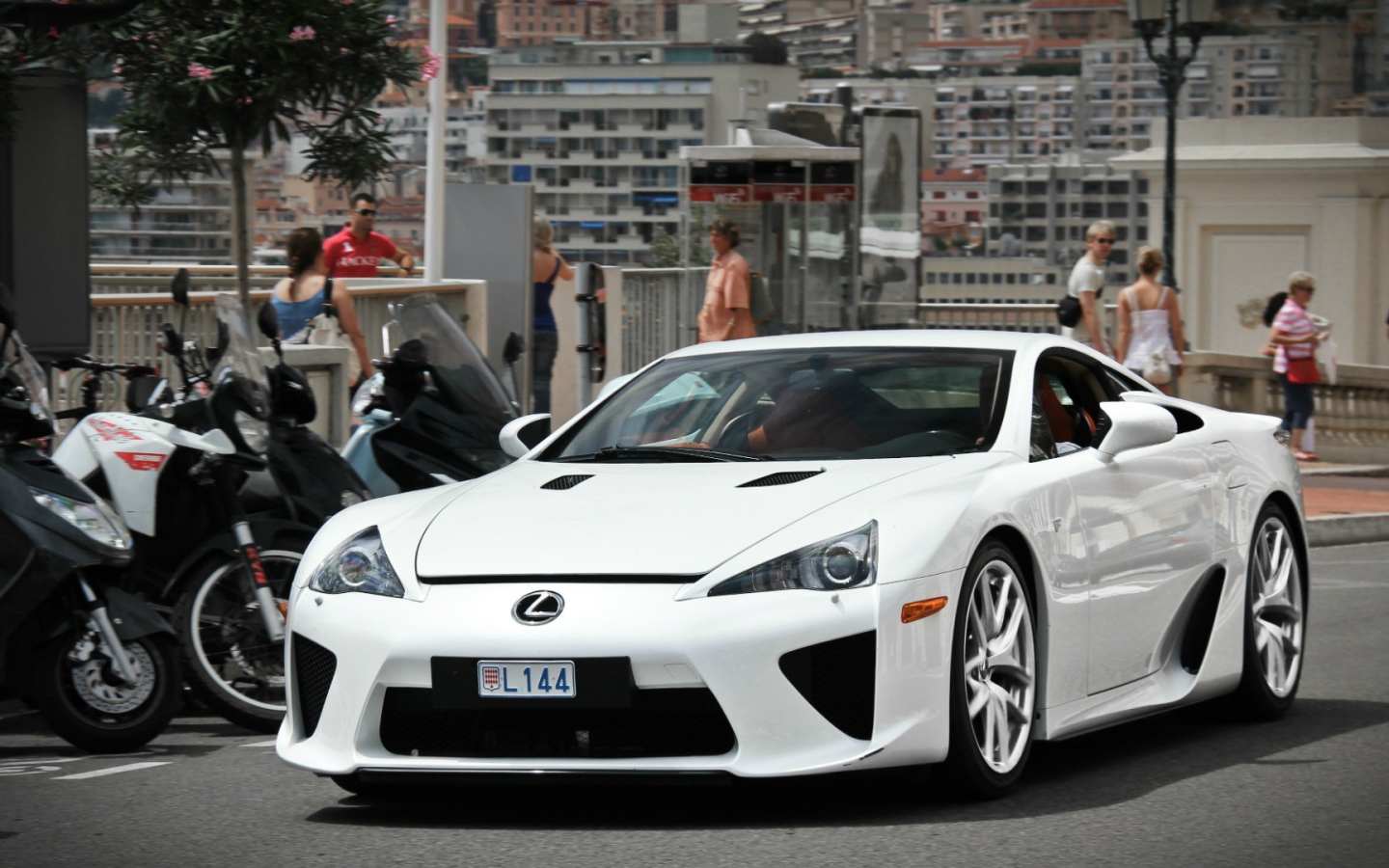 Белый автомобиль Lexus LFA