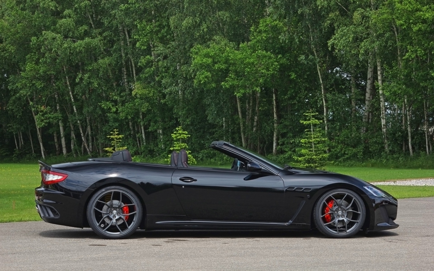Черный кабриолет Maserati на фоне леса