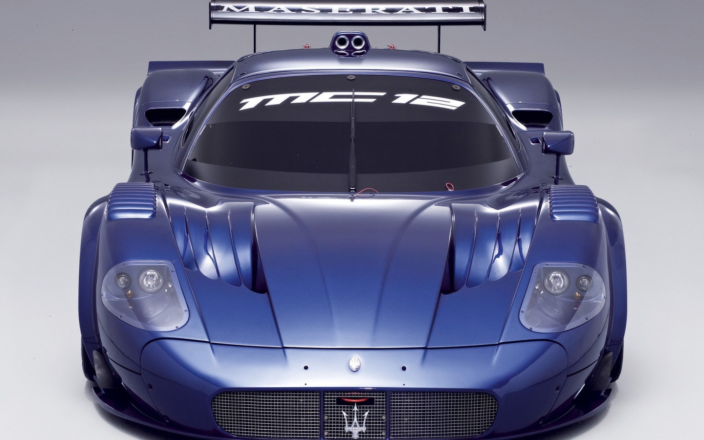 Голубой спортивный Maserati