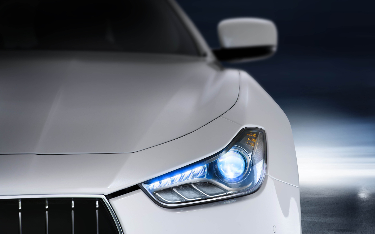 Передняя фара авто Maserati