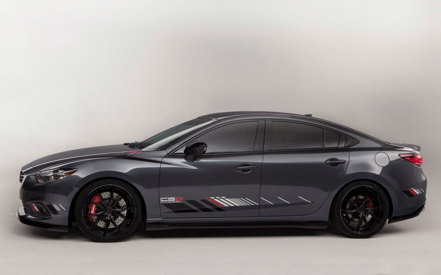 Черный автомобиль Mazda CS6