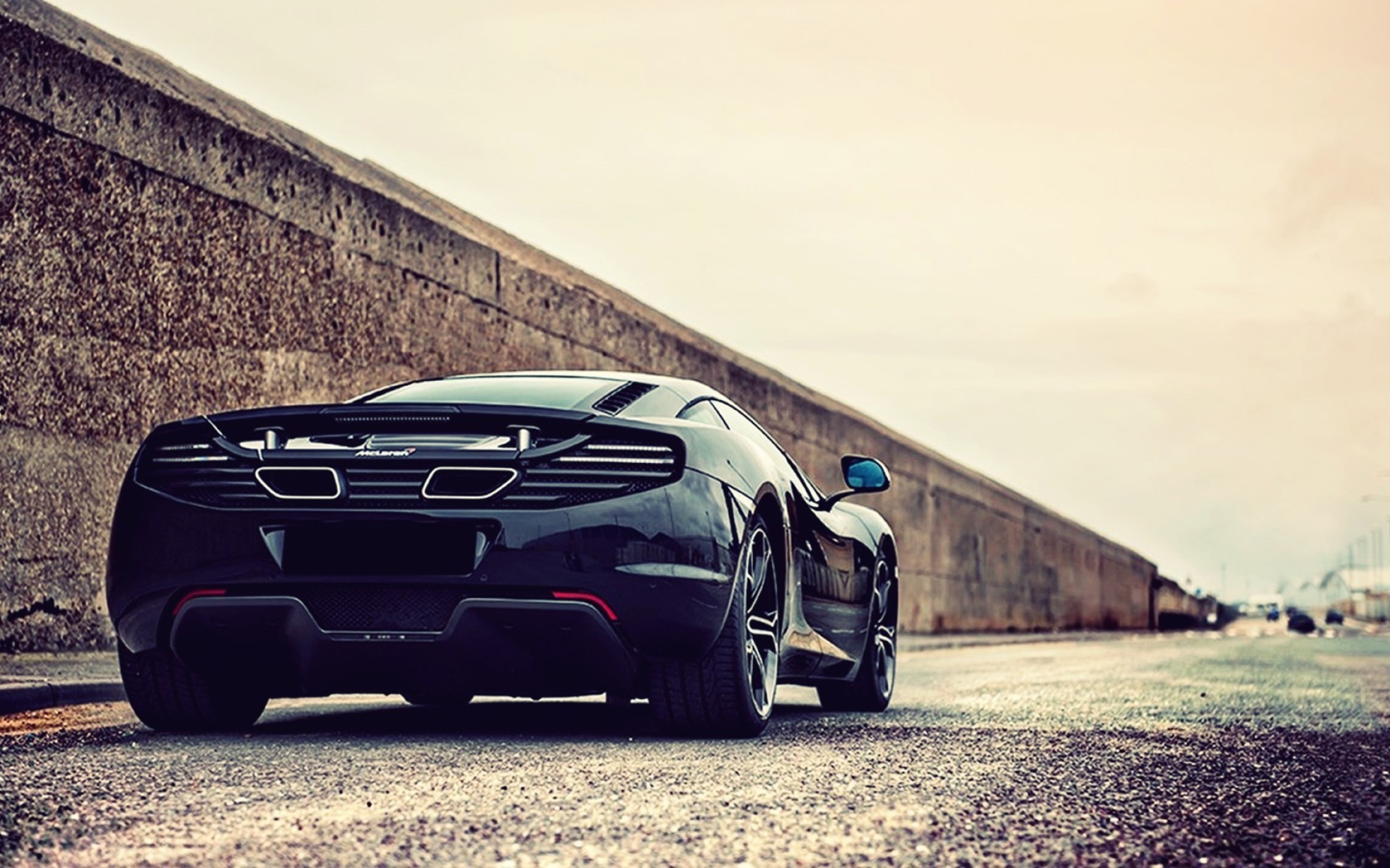 Черный McLaren MP4-12C у стены