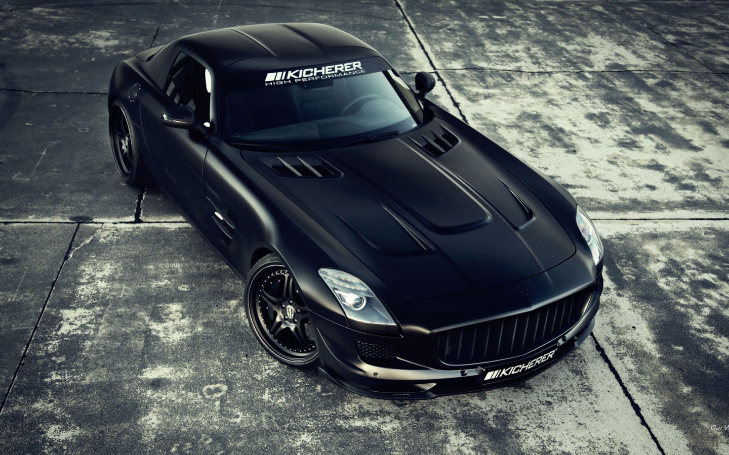 Черный спортивный Mercedes SLS