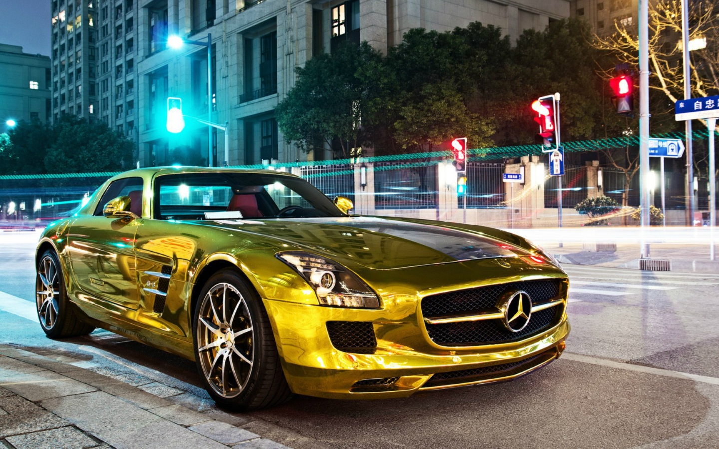 Золотой Mercedes-Benz SLS AMG