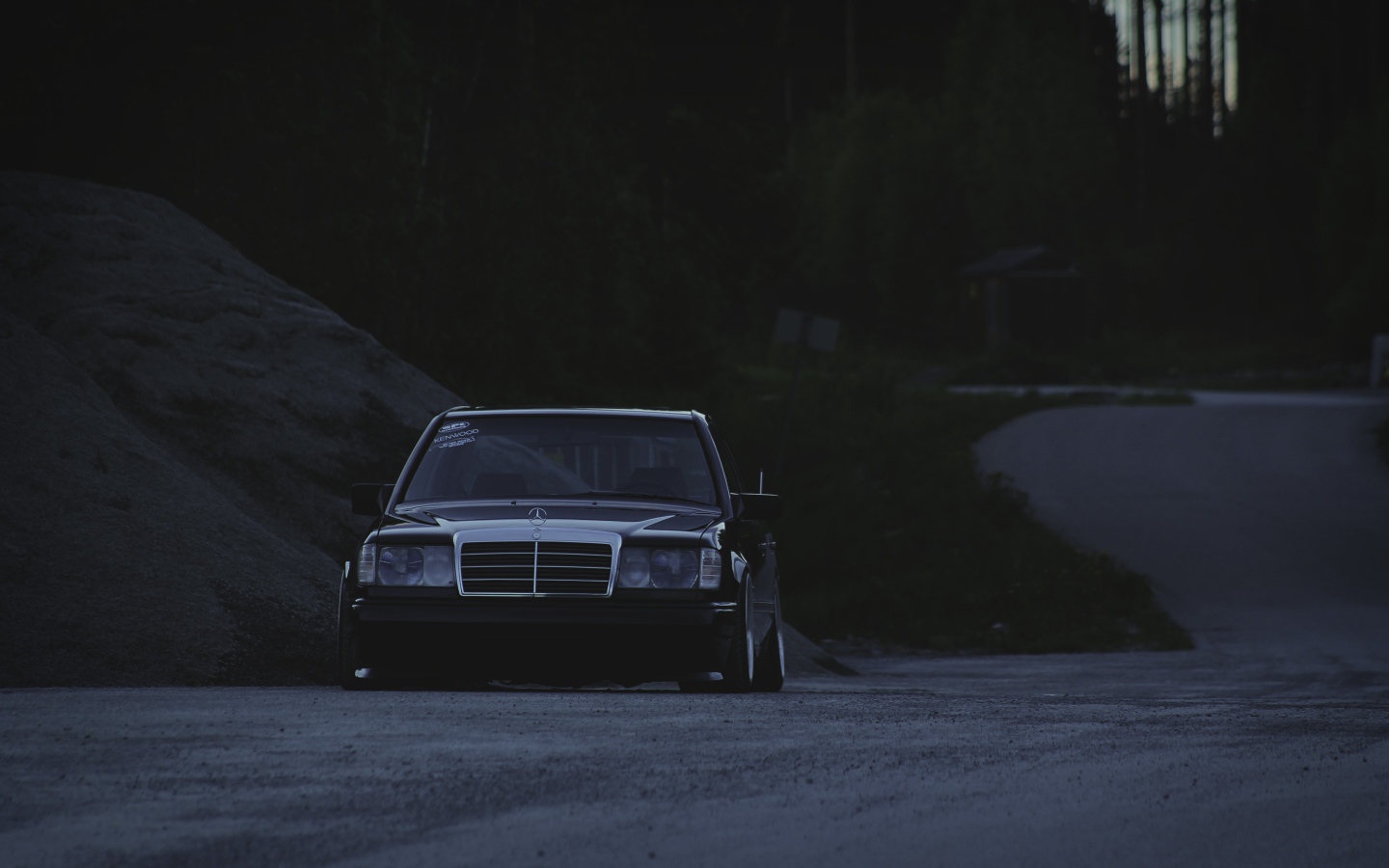 Старый Mercedes-Benz в полумраке
