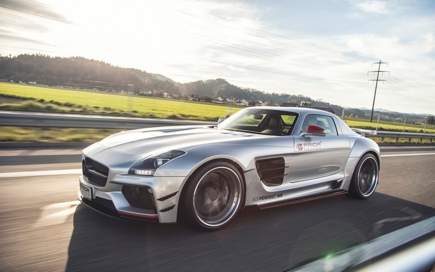 Быстрый серебристый Mercedes-Benz SLS AMG