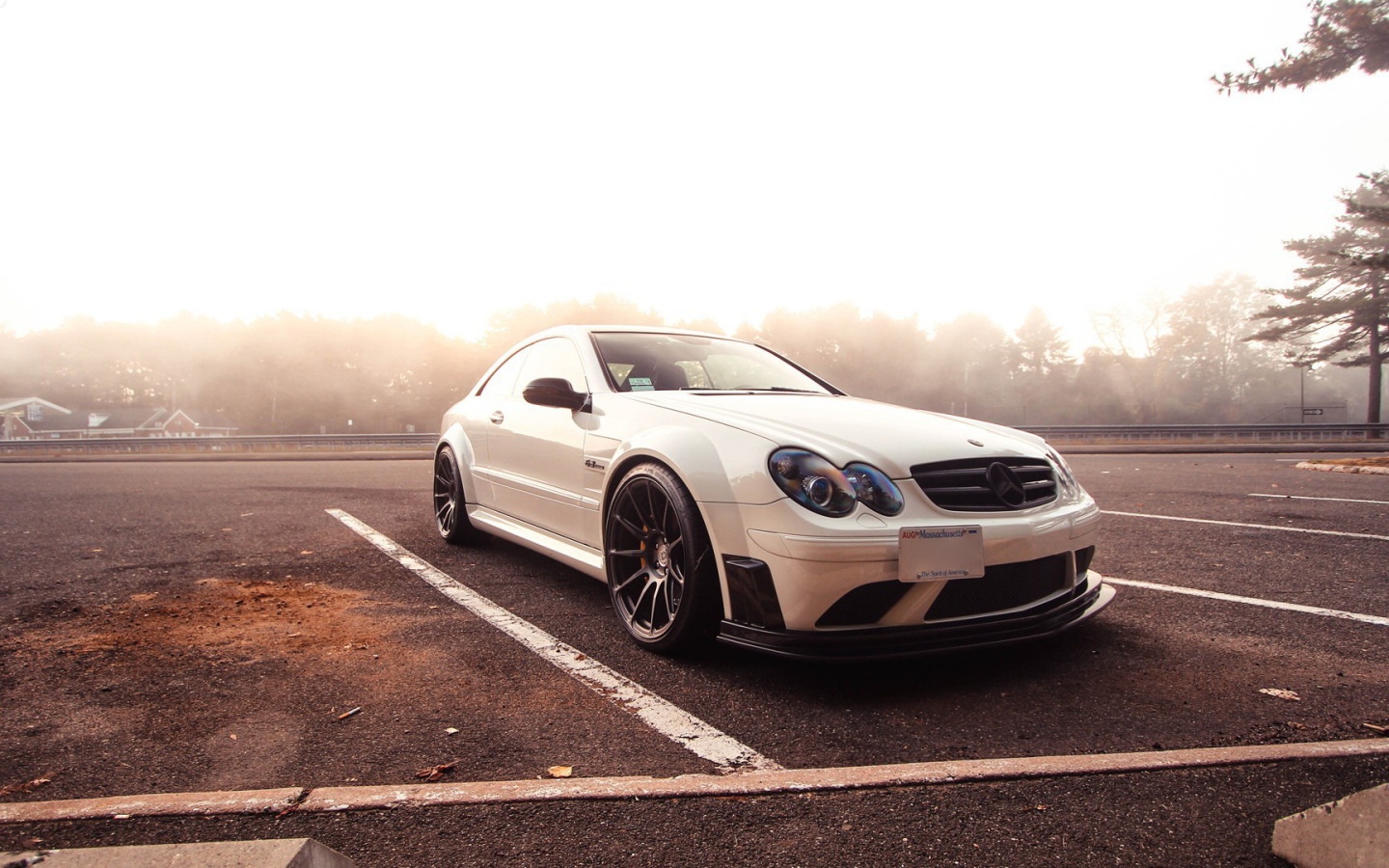 Белый Mercedes-Benz на парковке