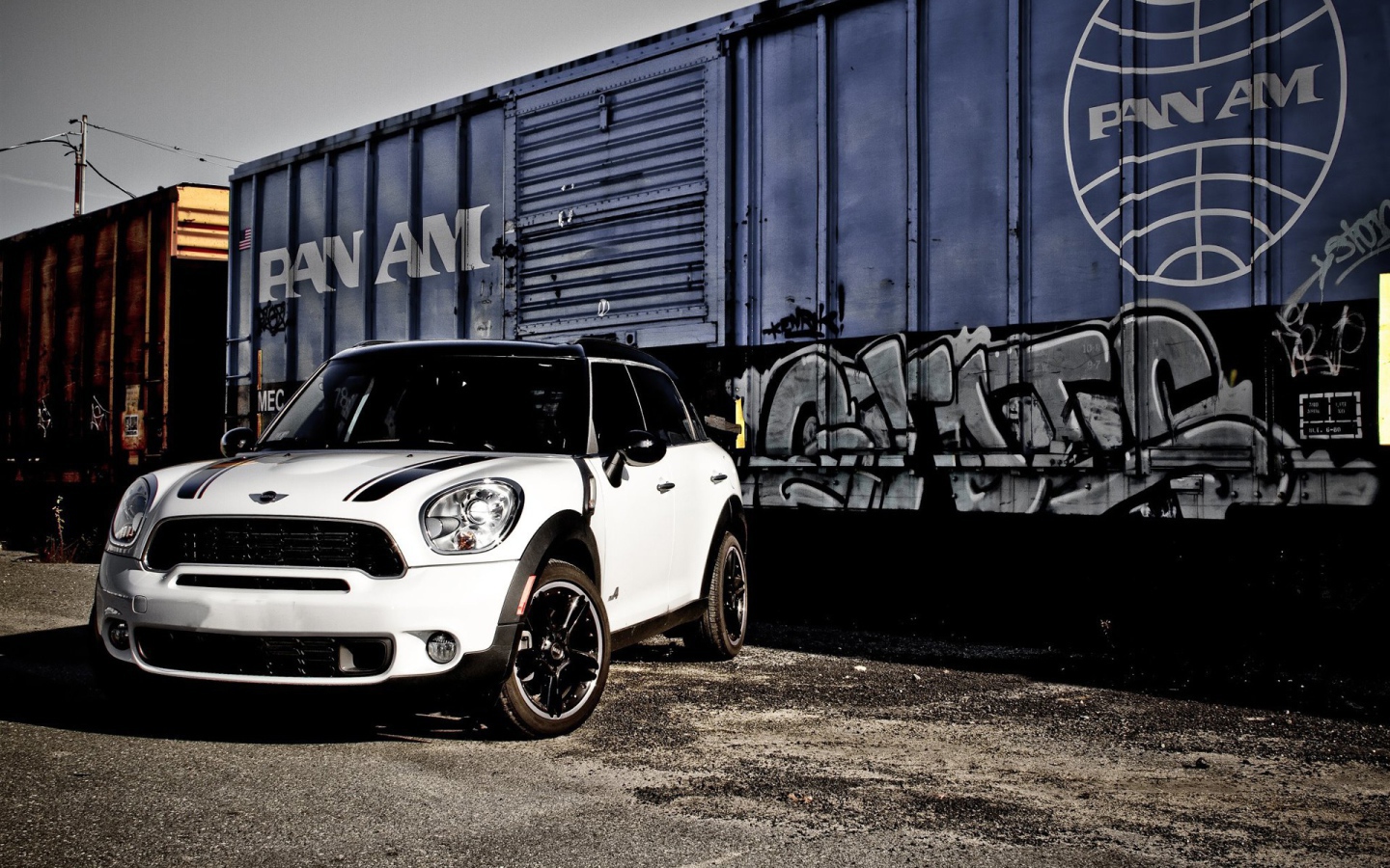 Белый Mini Cooper возле железной дороги