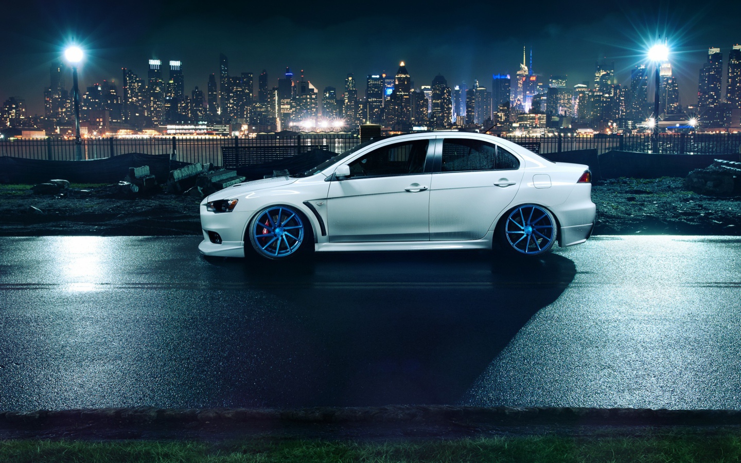 Автомобиль Mitsubishi Lancer Evo X на фоне города