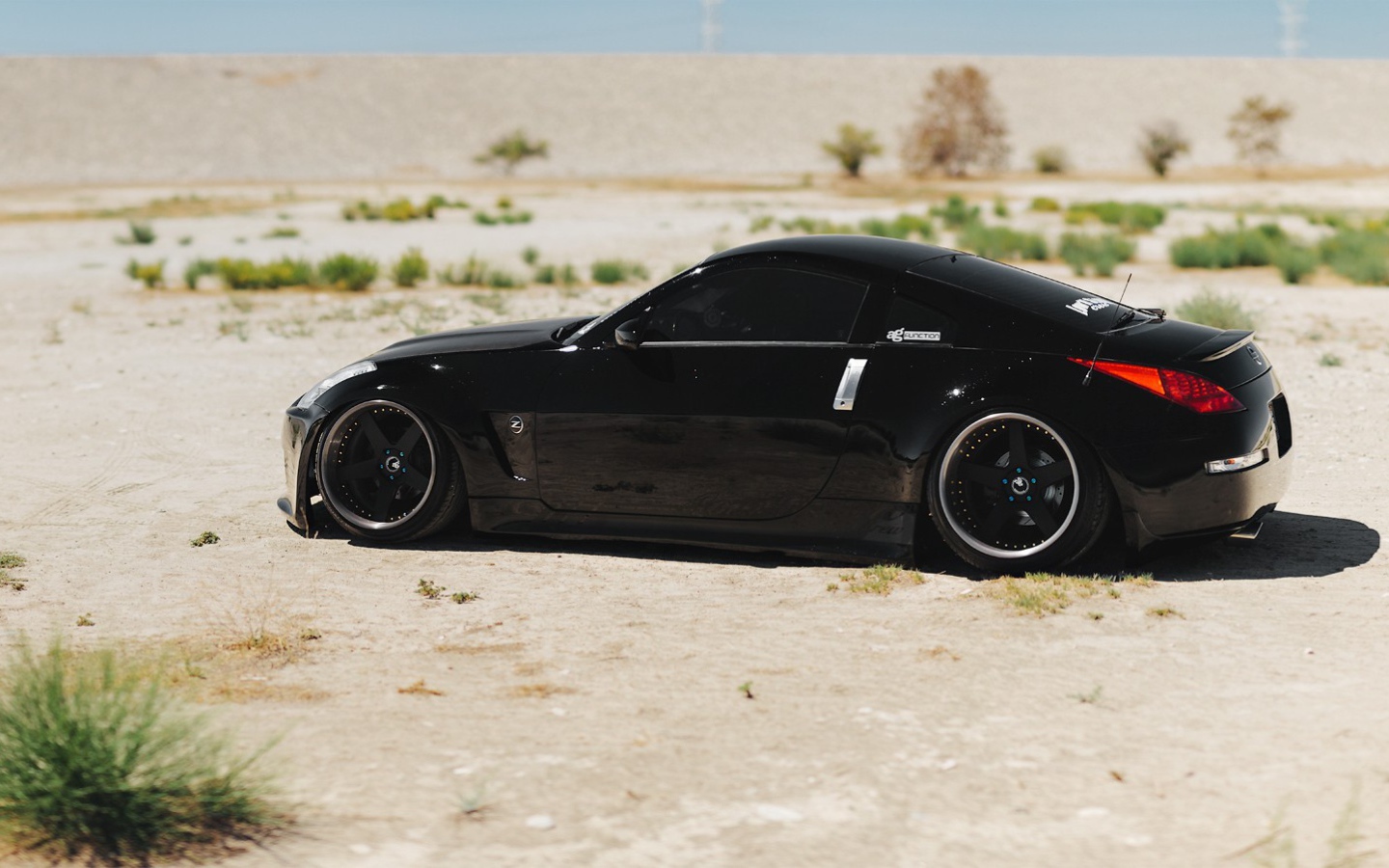 Черный Nissan 350Z на песке пустыни