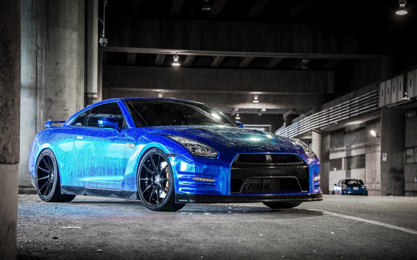 Синий автомобиль Nissan GT-R