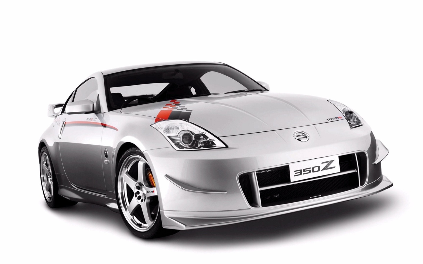 Серый Nissan 350Z на белом фоне