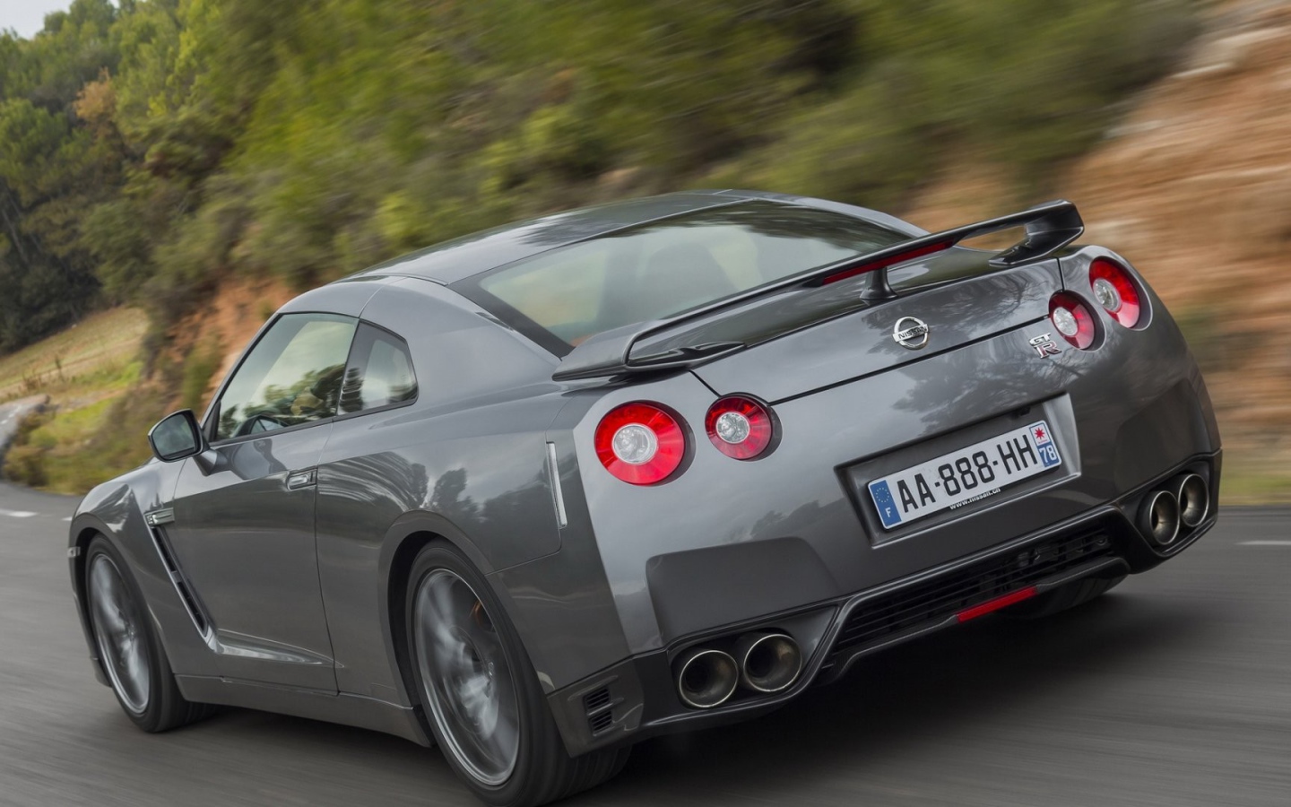 Серый Nissan GT-R на дороге