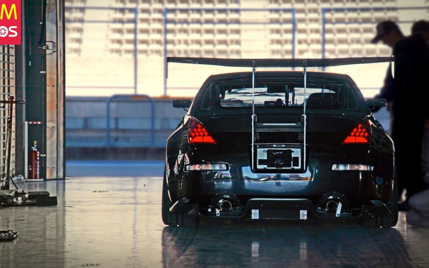 Автомобиль Nissan 350Z в гараже