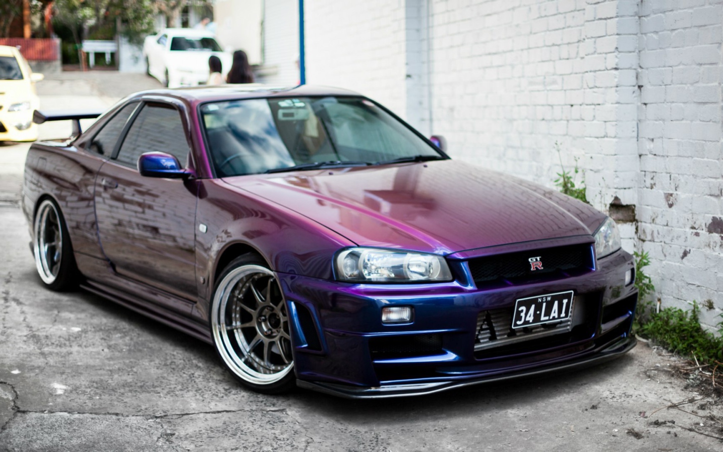 Фиолетовый Nissan Skyline GT-R