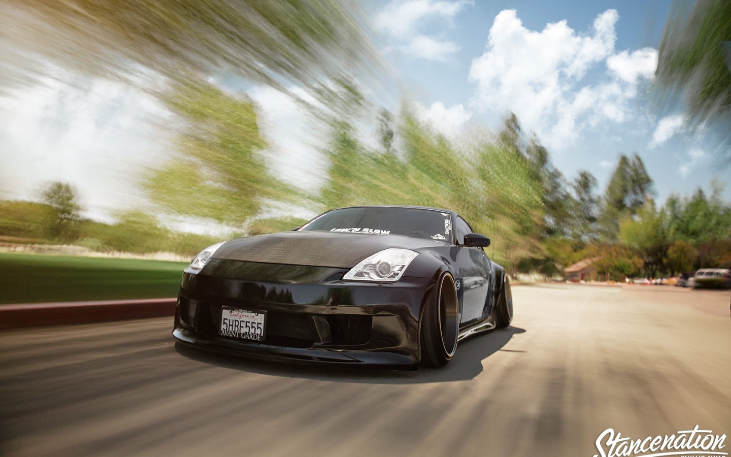 Быстрый черный Nissan 350Z