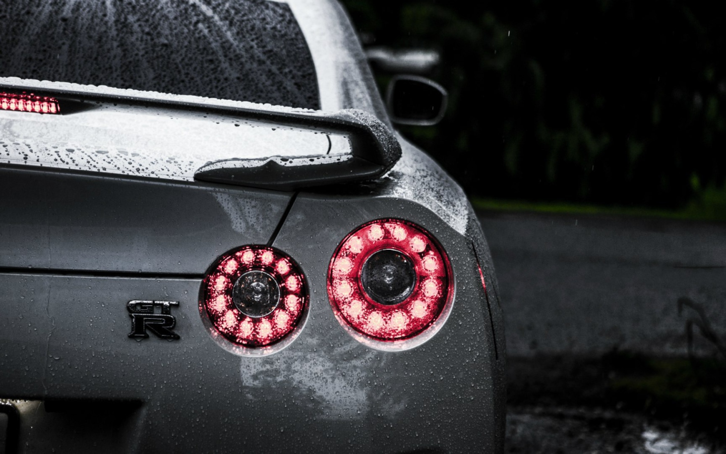 Задние огни автомобиля Nissan GT-R