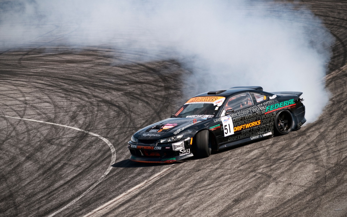 Спортивный Nissan Silvia S15 на гонке