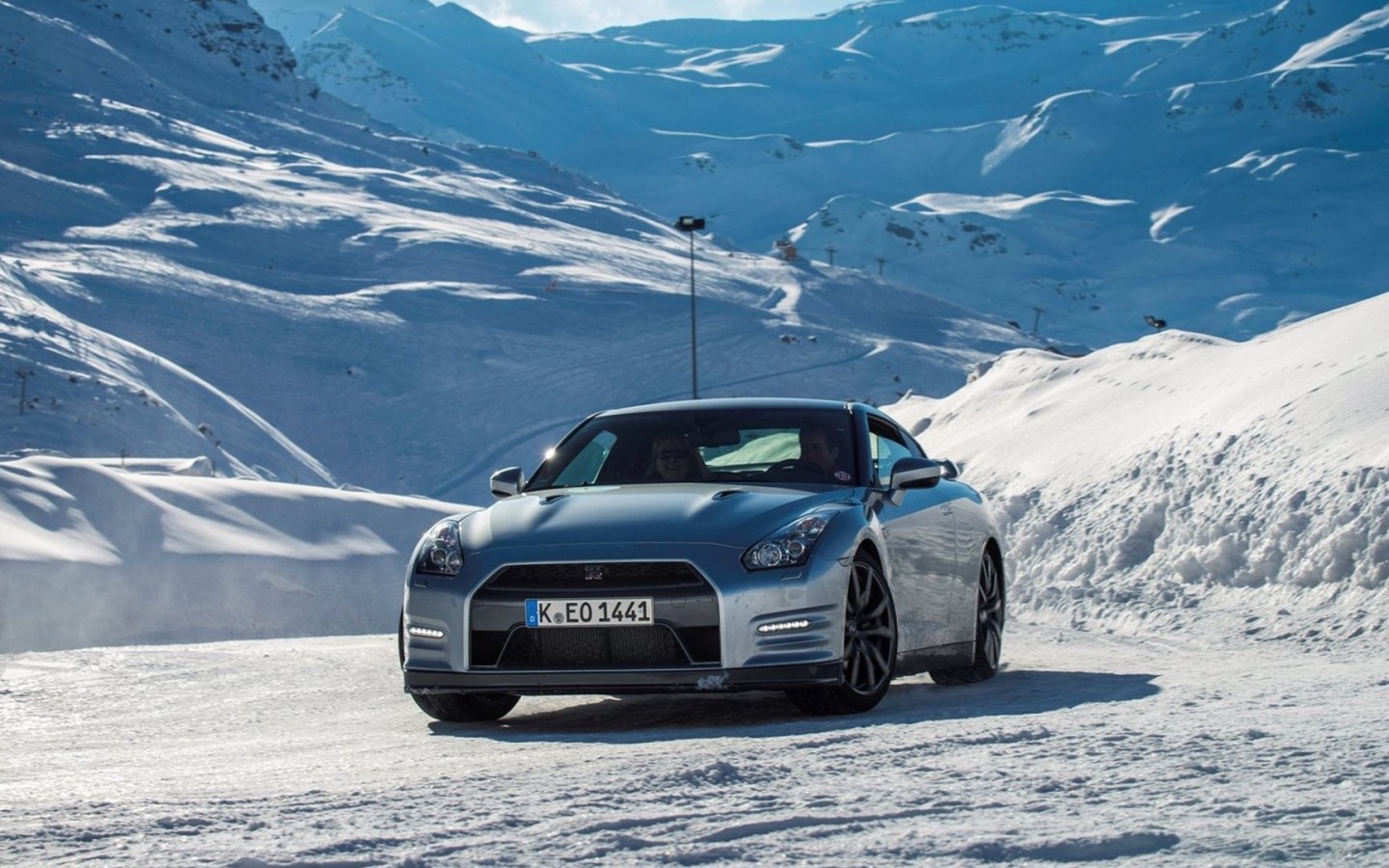 Испытание автомобиля Nissan в горах