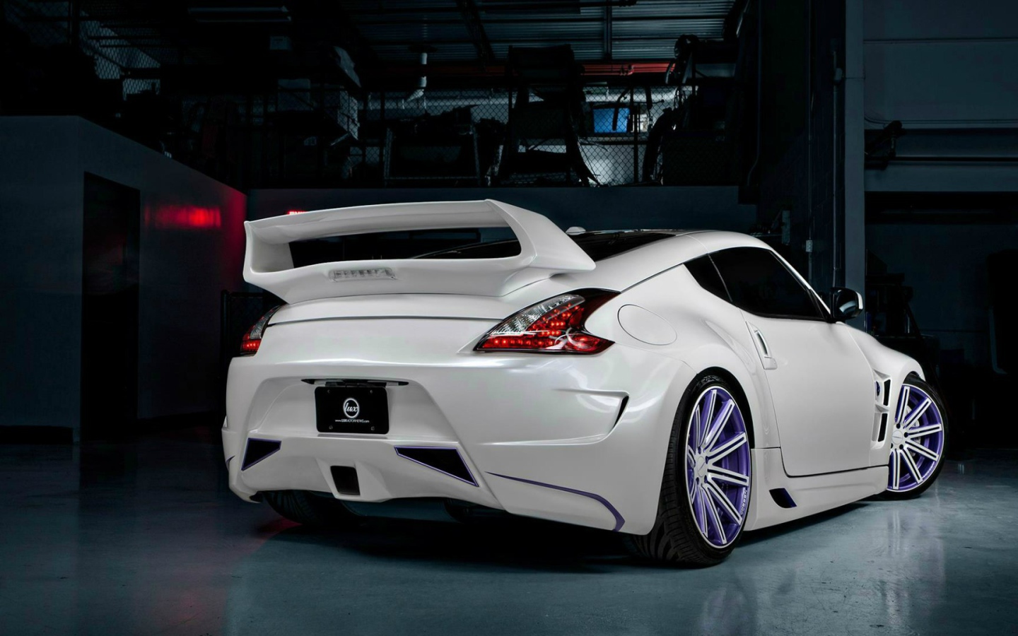 Спортивный белый Nissan 370Z