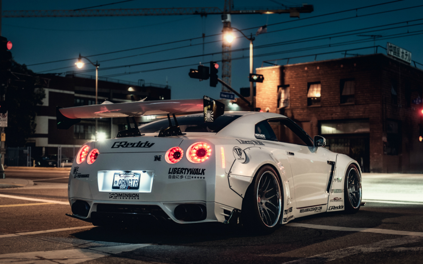 Белый Nissan GT-R