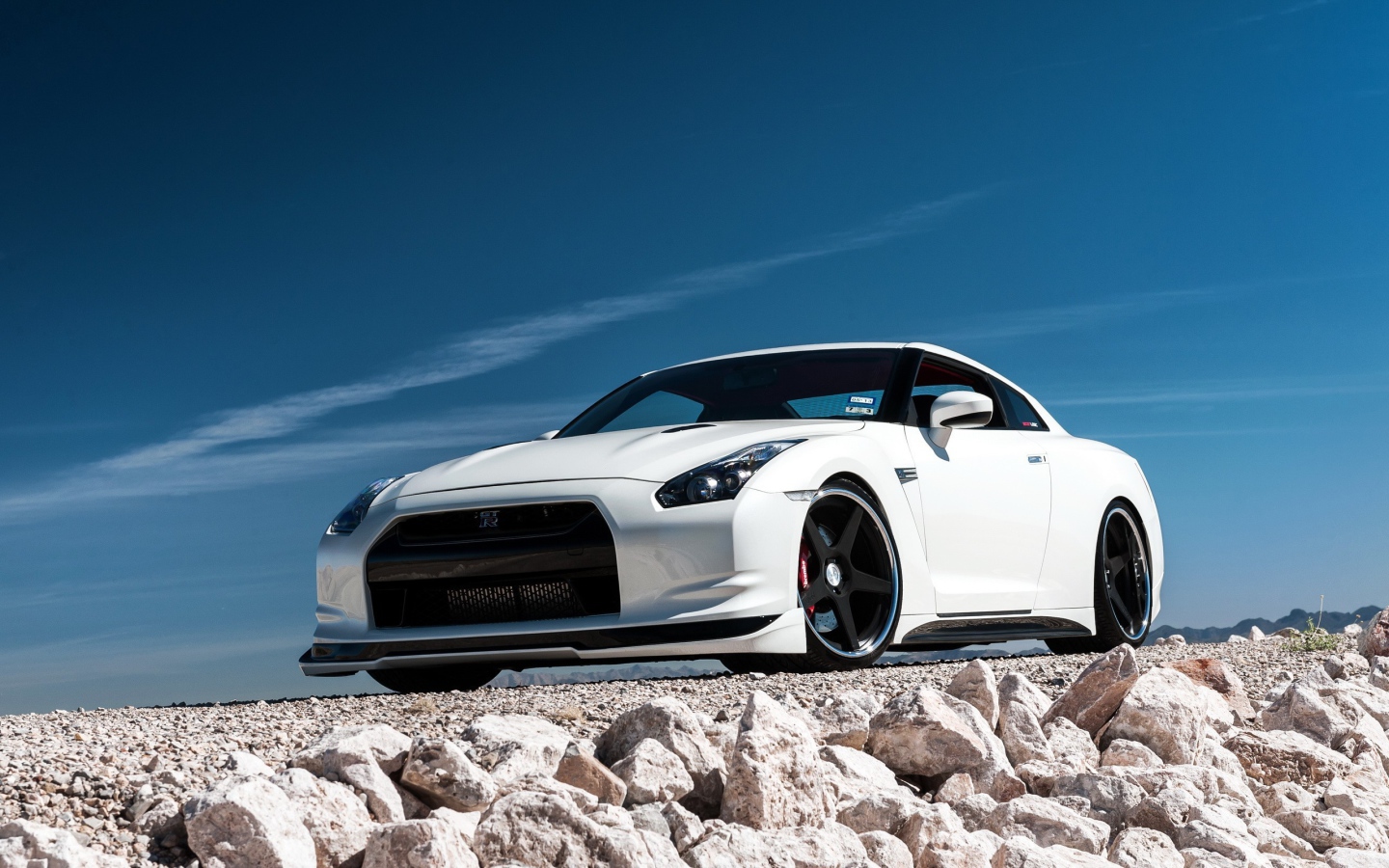 Белый Nissan GT-R на белых камнях