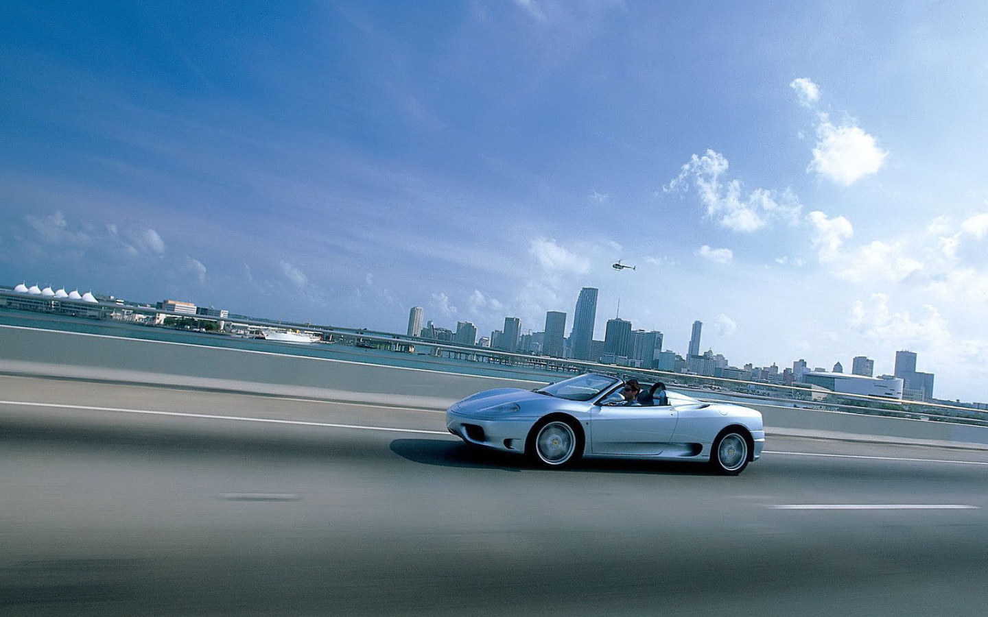 Белый кабриолет мчится по дороге