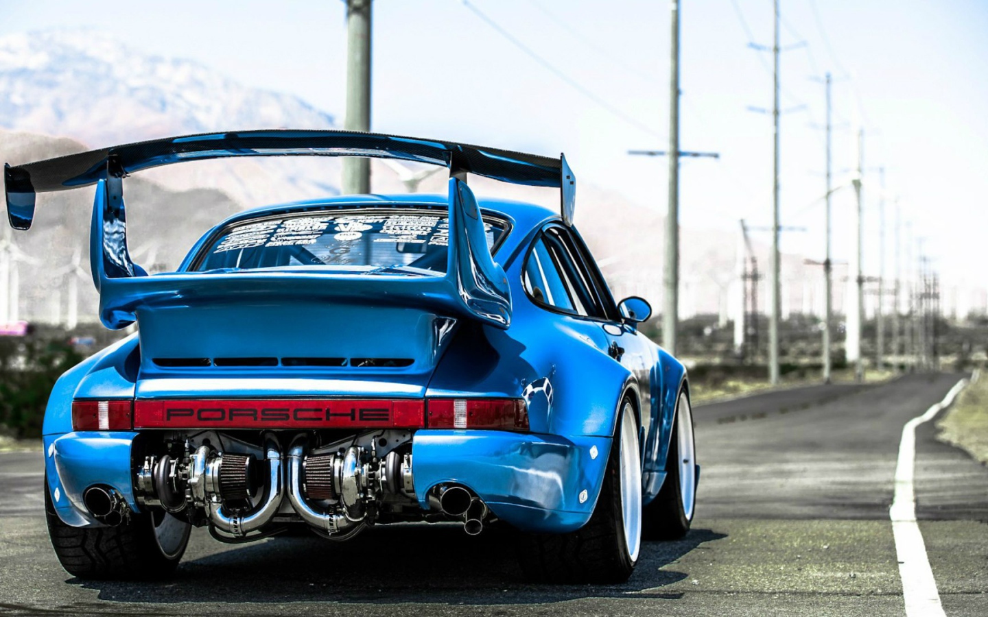 Синий спортивный Porsche 911